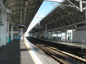 寝屋川市駅ホーム.jpg