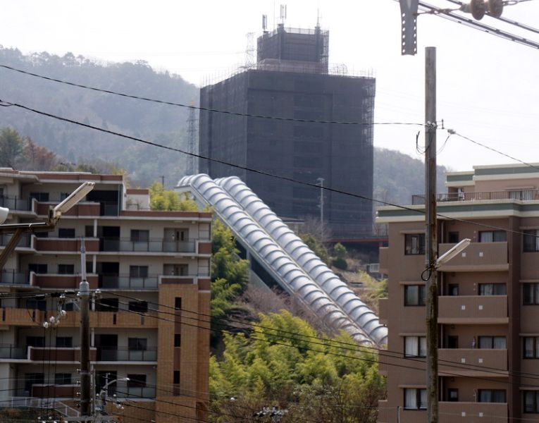 ファイル:花山東団地の斜行エレベーター.jpg